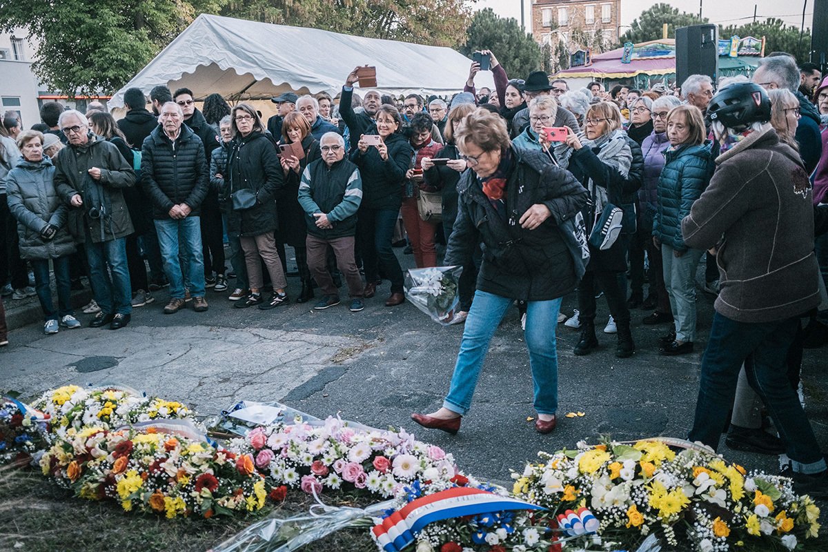 Митинг в память о Самюэле Пати на площади Свободы в Конфлан-Сент-Онорине. 16 октября 2023 г. Фото: Jeremy Paoloni / Abaca Press / ddp images / Vida Press