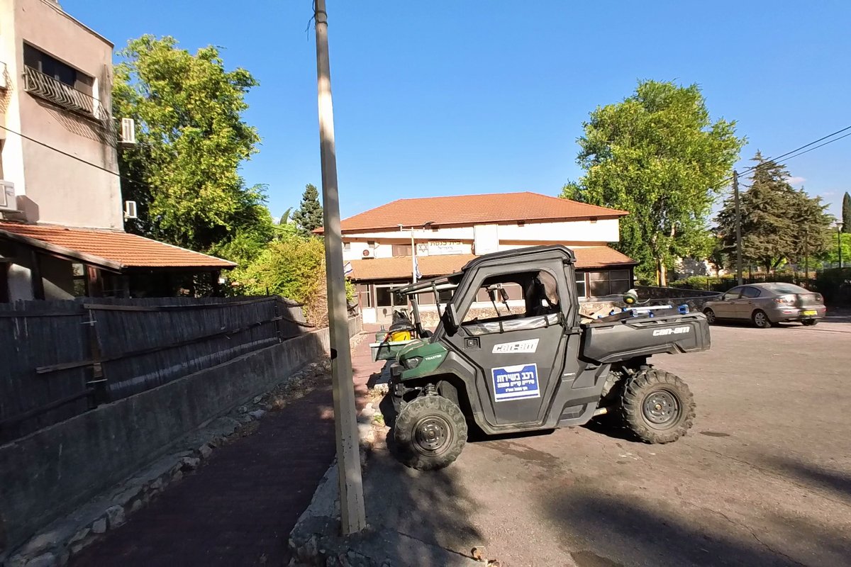 Автомобиль, на котором Дуду Сламе передвигается по городу. Что-то среднее между машиной и гольфкаром. Фото: Игорь Кац, специально для «Новой-Европа»