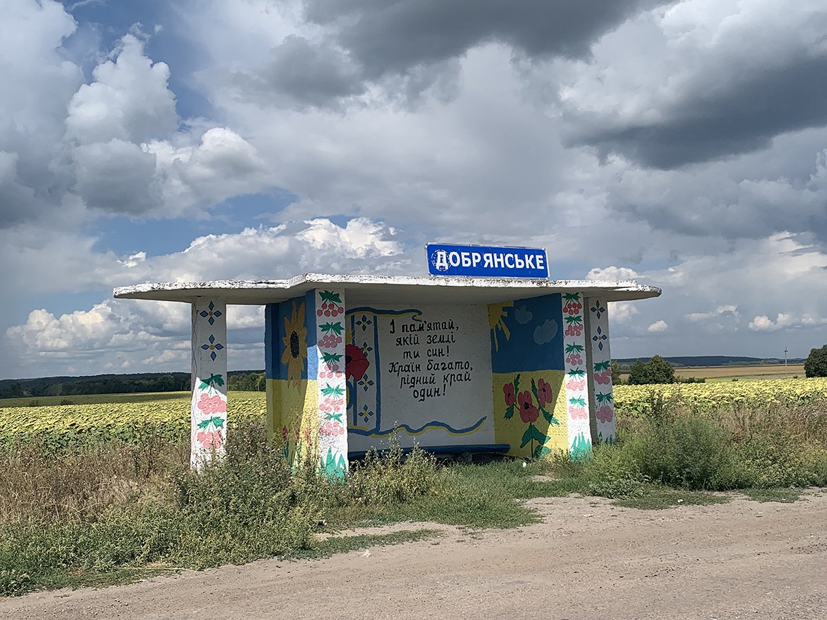 Автобусные остановки с названиями сел даже сейчас свежепобелены и расписаны цветами