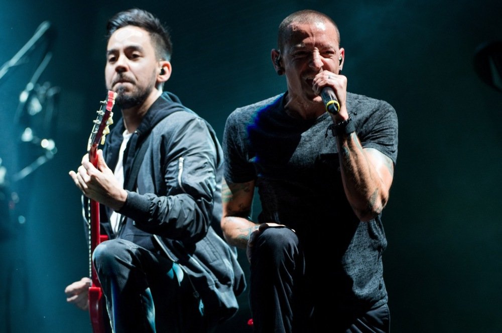 Вокалист Честер Бенингтон и ритм-гитарист Майк Шинода, выступление Linkin Park во Вроцлаве, Польша, 5 июня 2014 года. Фото: EPA/MACIEJ KULCZYNSKI POLAND OUT