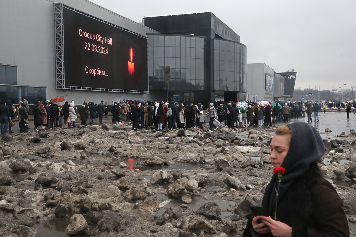 Скорбящие стоят в очереди чтобы возложить цветы у концертной площадки «Крокус Сити Холл» после теракта в Красногорске, Россия, 24 марта 2024 года. Фото: Максим Шипенков / EPA-EFE