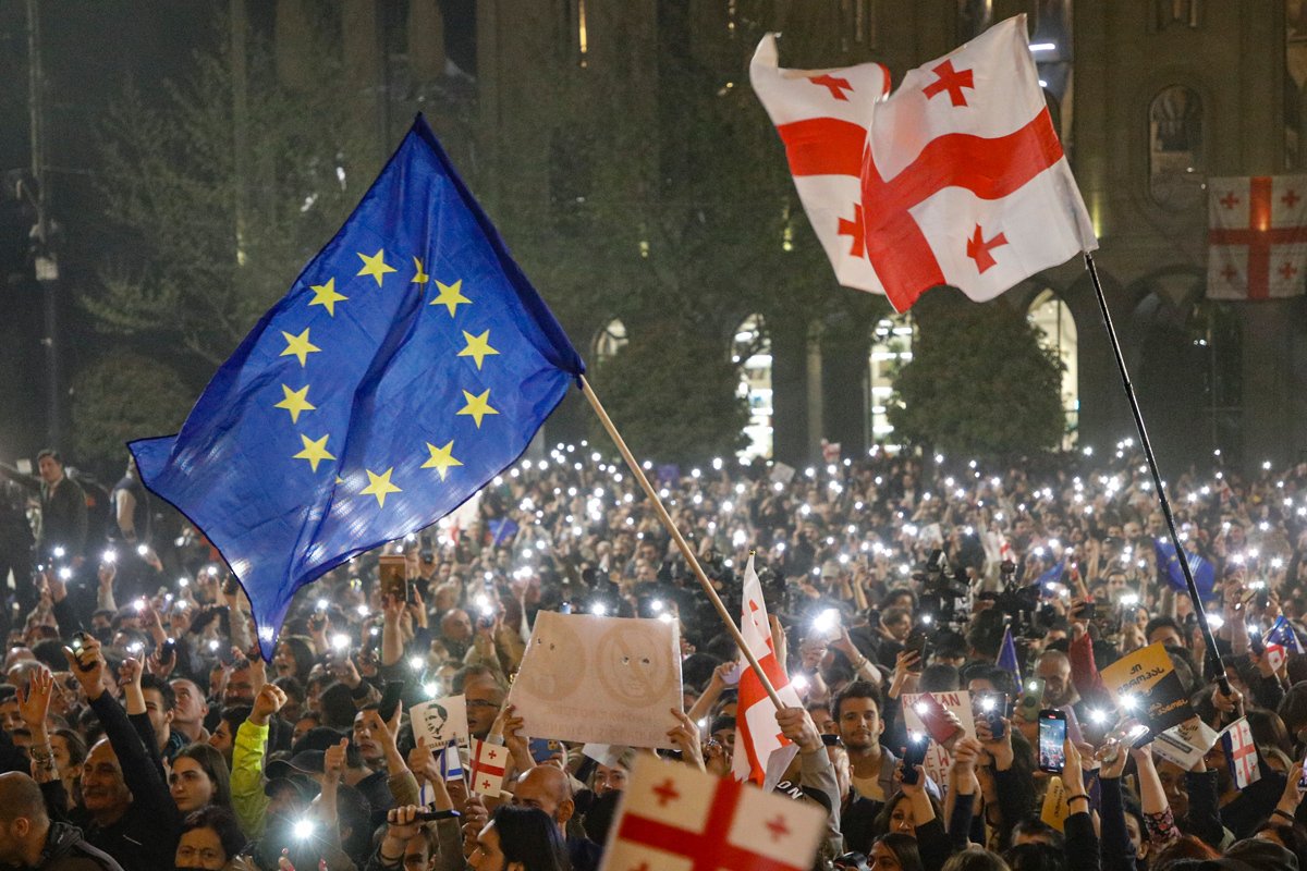 Митинг оппозиции против закона об «иностранных агентах», Тбилиси, Грузия, 15 апреля 2024 года. Фото: David Mdzinarishvili / EPA-EFE