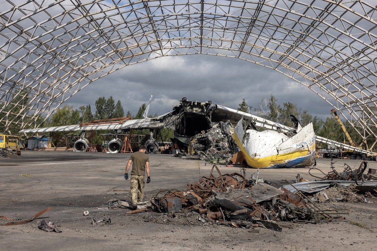 Вид на разрушенный Ан-225 в ангаре на аэродроме Гостомеля, 31 августа 2022 года. Фото: Роман Пилипей / EPA-EFE (edited)