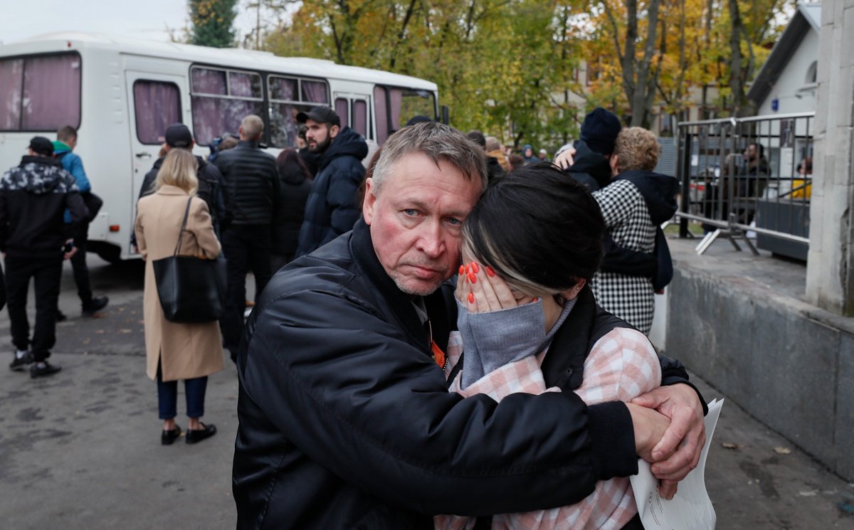 Родственники российских призывников у призывного пункта во время частичной военной мобилизации в Москве, Россия, 29 сентября 2022 года. Фото: Юрий Кочетков / EPA-EFE