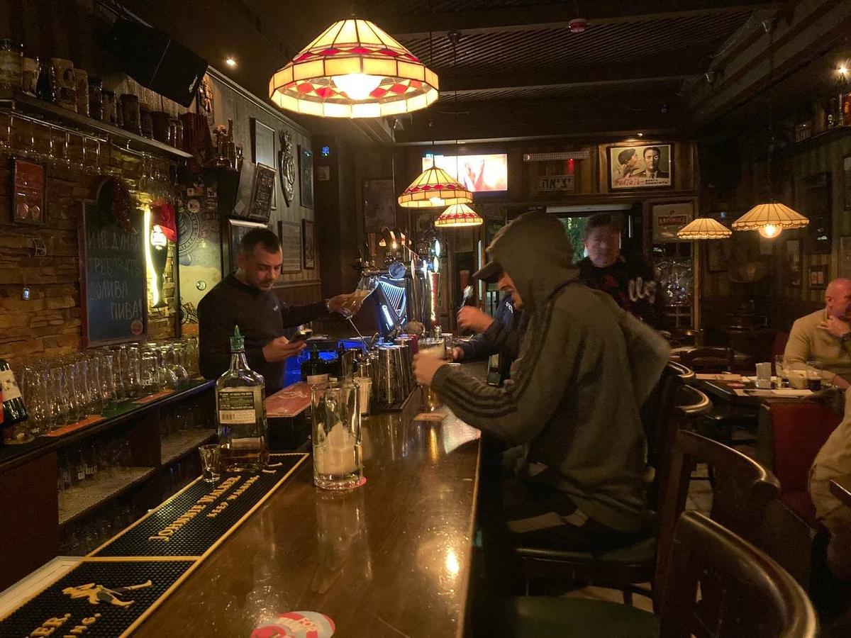 Леонид Тетерин за стойкой в бывшем Putin Pub. Фото: Илья Азар, специально для «Новой газеты Европа»