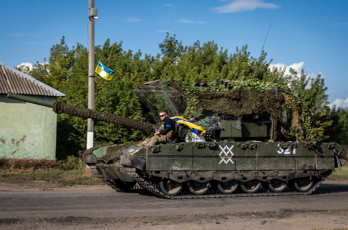 Танк с военнослужащими ВСУ в Сумской области недалеко от границы с Россией, 15 августа 2024 года. Фото: Nikoletta Stoyanova / EPA-EFE