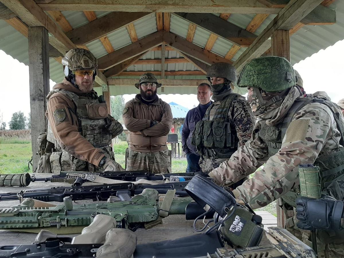 Совместная тренировка Союза добровольцев Донбасса и ДШРГ «Русич» в Петербурге, 2020 год. Крайний слева ― Славян, в центре ― Александр Бородай. Источник: Соцсети Союза добровольцев Донбасса