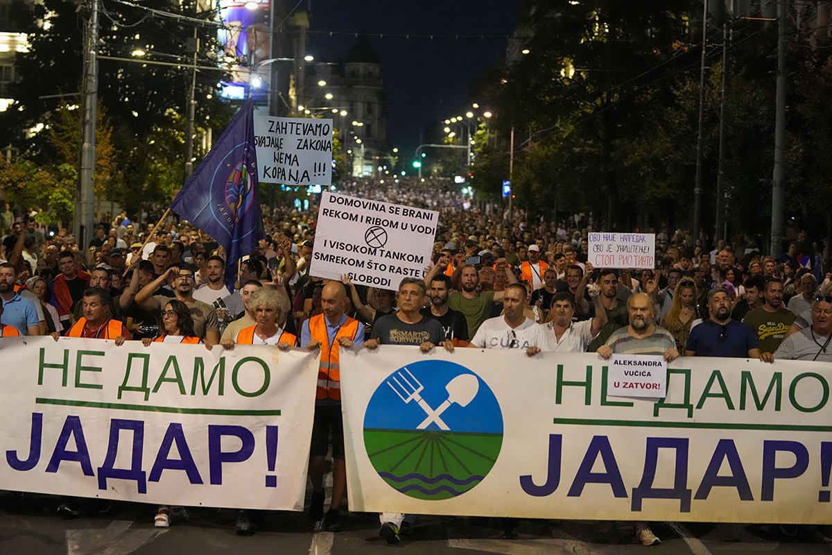 Люди держат плакаты с надписью «Не сдадимся Ядару!» и проходят маршем протеста против загрязнения окружающей среды и эксплуатации литиевого рудника в Белграде, Сербия, в субботу, 10 августа 2024 года. Фото: Darko Vojinovic / AP / Scanpix / LETA