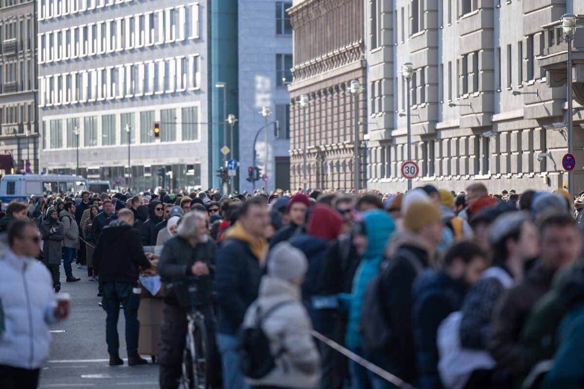 Очередь из желающих проголосовать на выборах в Берлине, 17 марта 2024 года. Фото: Monika Skolimowska / picture alliance / Getty Images