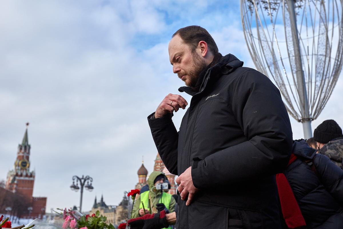 Владимир Кара-Мурза у мемориала Борису Немцову. Фото: Mihail Siergiejevicz / SOPA Imag via Reuters Connect