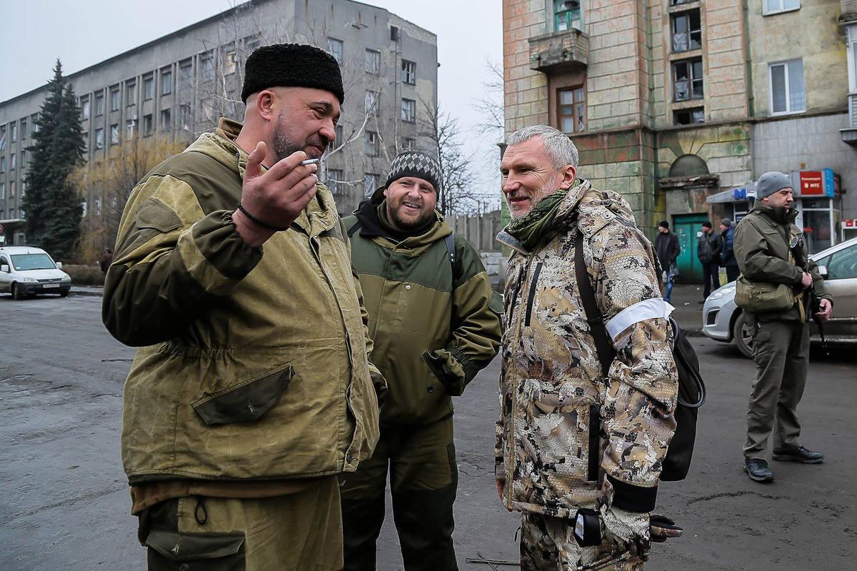 Алексей Журавлев (справа) с мэром города Дебальцево Александром Афендиковым (слева). ДНР, 1 марта 2015 г. Фото:  Facebook