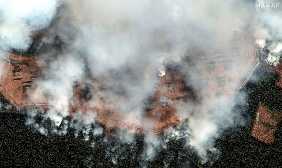 Вид на склад боеприпасов в Торопце до и после атаки дронов. Фото: Maxar Technologies / AP / Scanpix / LETA