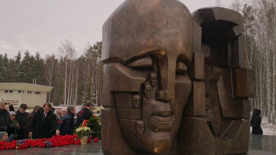 Памятник жертвам политических репрессий – бронзовые «Маски скорби» – в Екатеринбурге. Фото: Никита Соколов / «Мемориал»