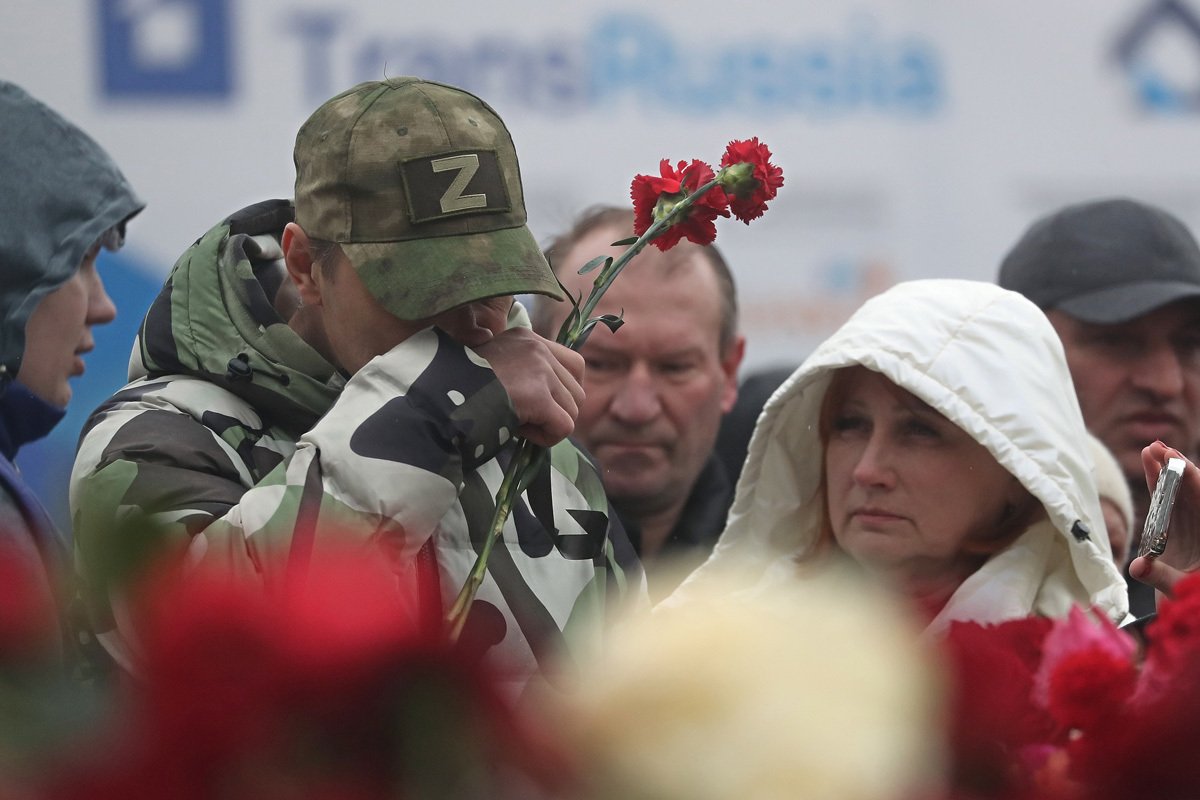 Люди скорбят у концертной площадки «Крокус Сити Холл» после теракта, 24 марта 2024 года. Фото: Максим Шипенков / EPA-EFE