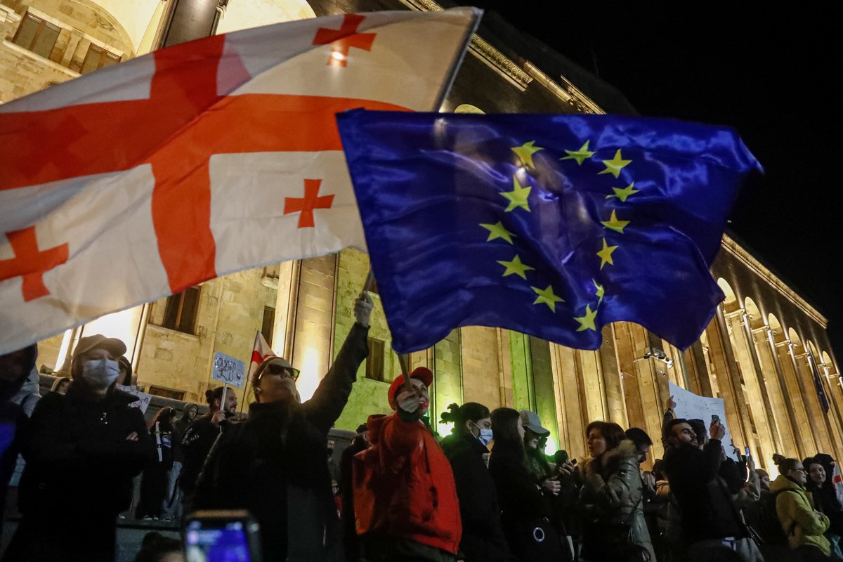 Сторонники грузинских оппозиционных партий на митинге оппозиции перед зданием парламента в Тбилиси, Грузия, 9 марта 2023 года. Фото: Зураб Курцикидзе / EPA-EFE