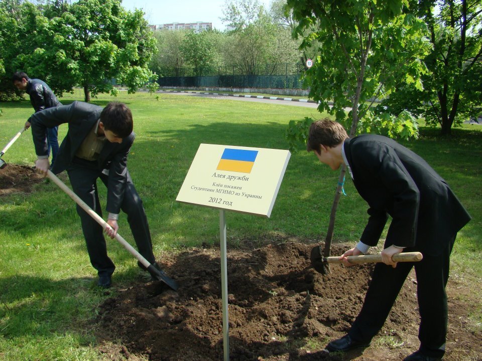 Аллея дружбы во дворе МГИМО, 17 мая 2012 г. Фото: Украинское землячество МГИМО / Facebook