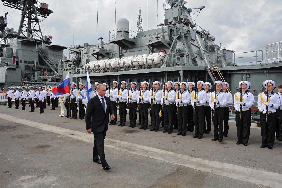 Владимир Путин принимает участие в церемонии приветствия у большого противолодочного корабля «Вице-адмирал Кулаков» в черноморском порту Новороссийска, Россия, 23 сентября 2014 года. Фото: Михаил Клементьев / Спутник / EPA-EFE