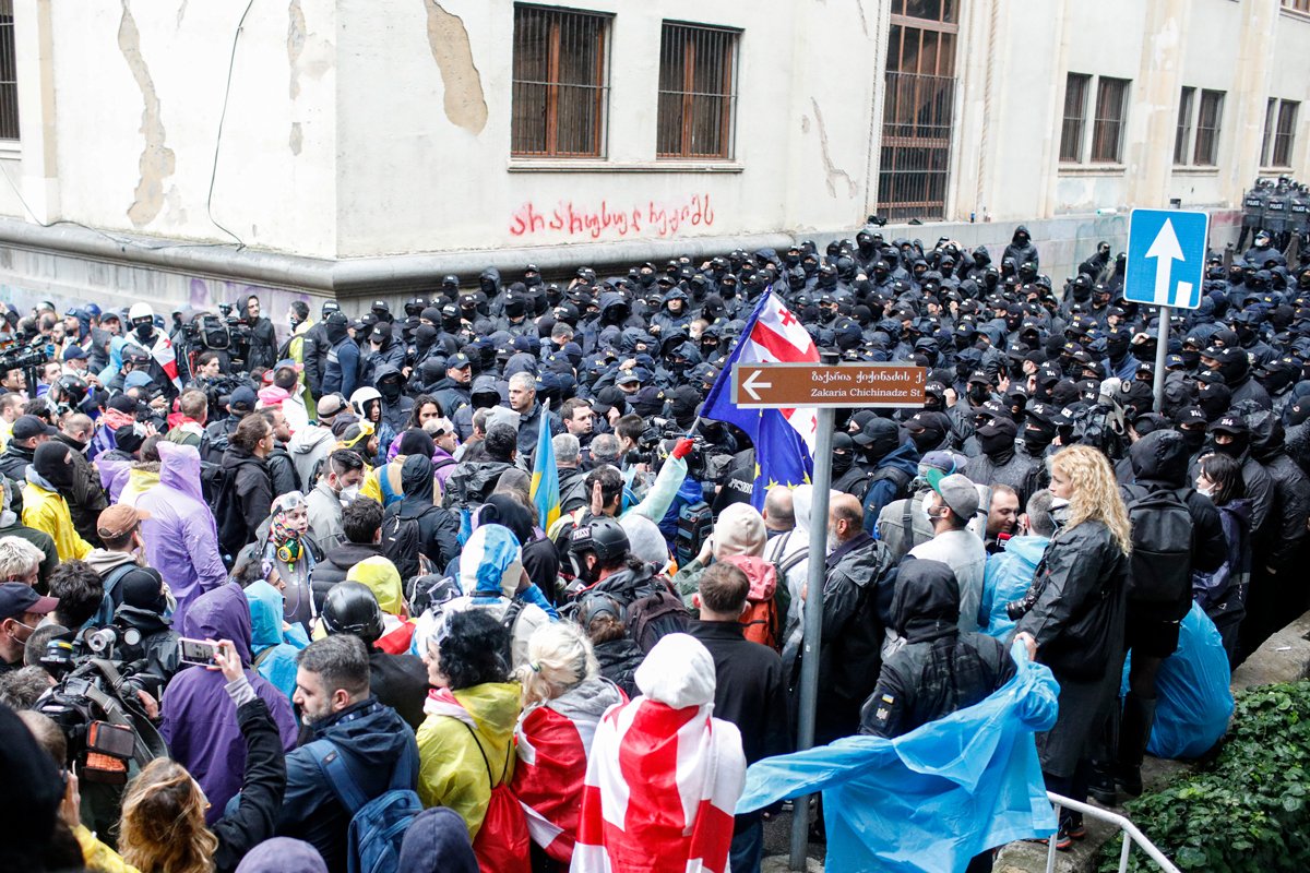 Грузинские полицейские перекрывают улицу во время митинга против законопроекта об «иностранных агентах» в центре Тбилиси, Грузия, 13 мая 2024 года. Фото: David Mdzinarishvili / EPA-EFE