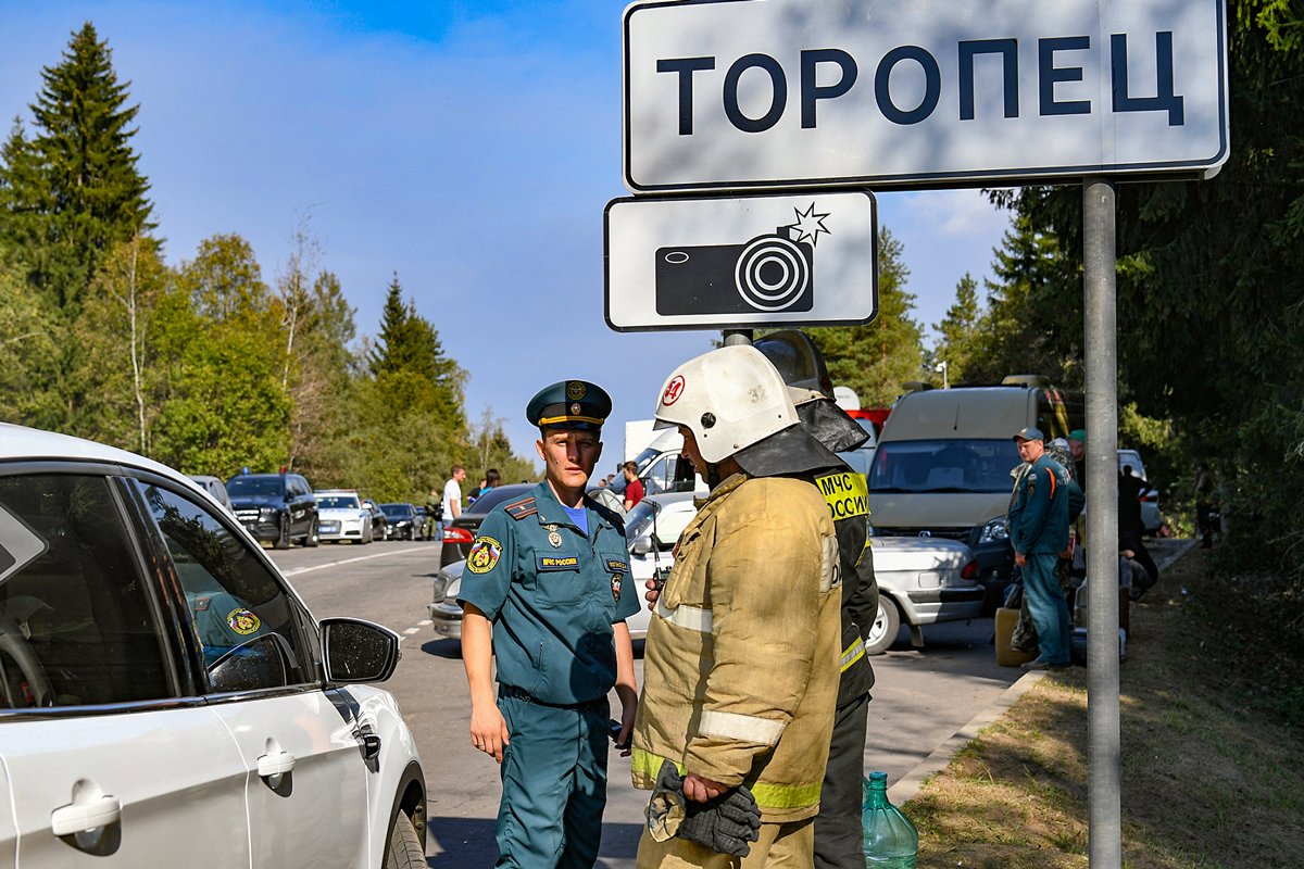 Сотрудники МЧС на въезде в Торопец Тверской области, 18 сентября 2024 года. Фото: пресс-служба Правительства Тверской области