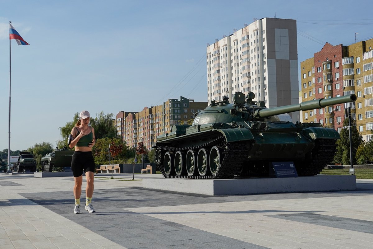 Местная жительница бежит рядом с памятником танку в Курске, 22 августа 2024 года. Фото: EPA-EFE