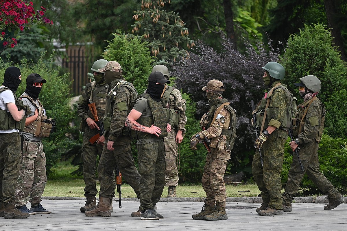 Военнослужащие российской частной военной компании «Группа Вагнера» на улице в Ростове-на-Дону, Россия. Фото: IMAGO / SNA / Scanpix / LETA